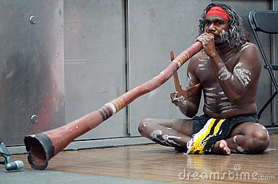 aboriginal-didgeridoo-player-23506155
